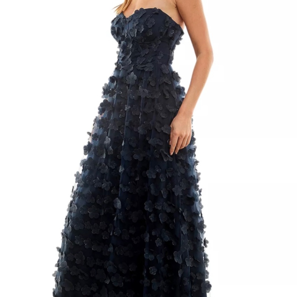 CITY STUDIOS
Juniors' 3D-Floral Lace-Up-Back Strapless Gown size 5 Color Navy